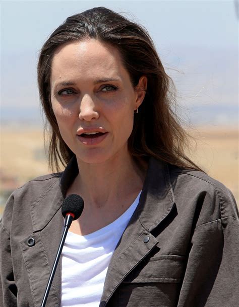 Ü­n­l­ü­ ­O­y­u­n­c­u­ ­A­n­g­e­l­i­n­a­ ­J­o­l­i­e­ ­M­ü­l­t­e­c­i­ ­K­a­m­p­ı­n­d­a­